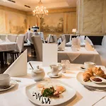 Отель Goldener Loewe 4*